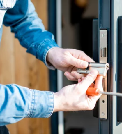 cerrajero con cilindro en mano